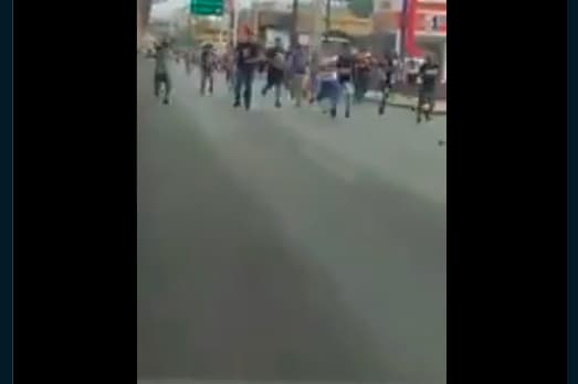 Era un grupo de más personas, sin que se distinga con claridad si llevaban o no jerseys de Rayados.