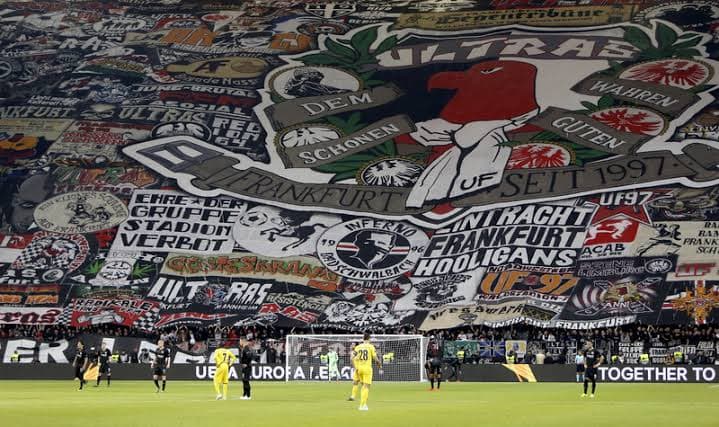Tifo presentado por fanáticos del Eintracht Frankfurt previo a la semifinal de la Europa League contra el Chelsea.