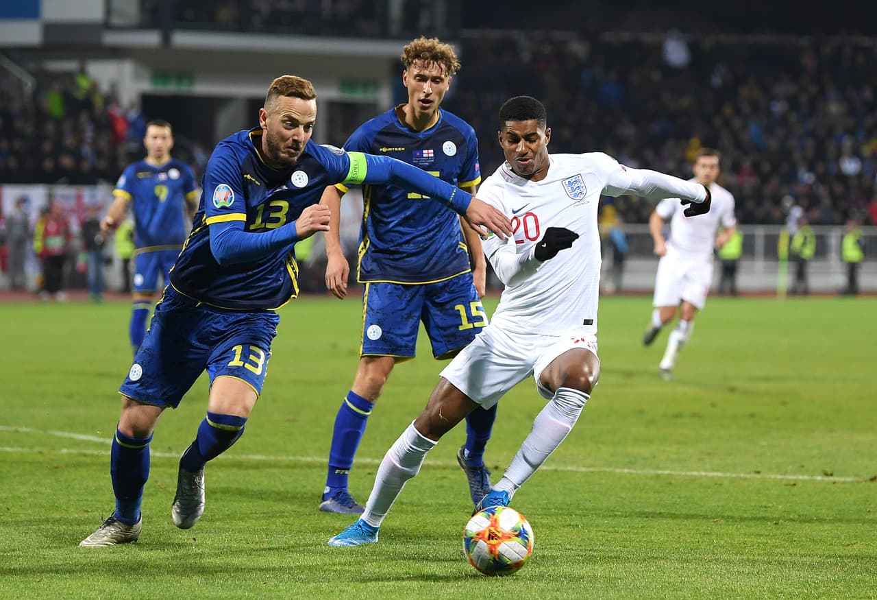 Kosovo es derrotado por Inglaterra 4-0 y es así como los ingleses obtienen su pase a la Euro 2020 como líder de grupo. Los goles fueron anotados por Winks, Kane, Rashford y Mount. Inglaterra se lleva siete victorias y una derrota.FA Euro 2020 Qualifier between Kosovo and England at the Pristina City Stadium on November 17, 2019 in Pristina, Kosovo. (Photo by Michael Regan/Getty Images)