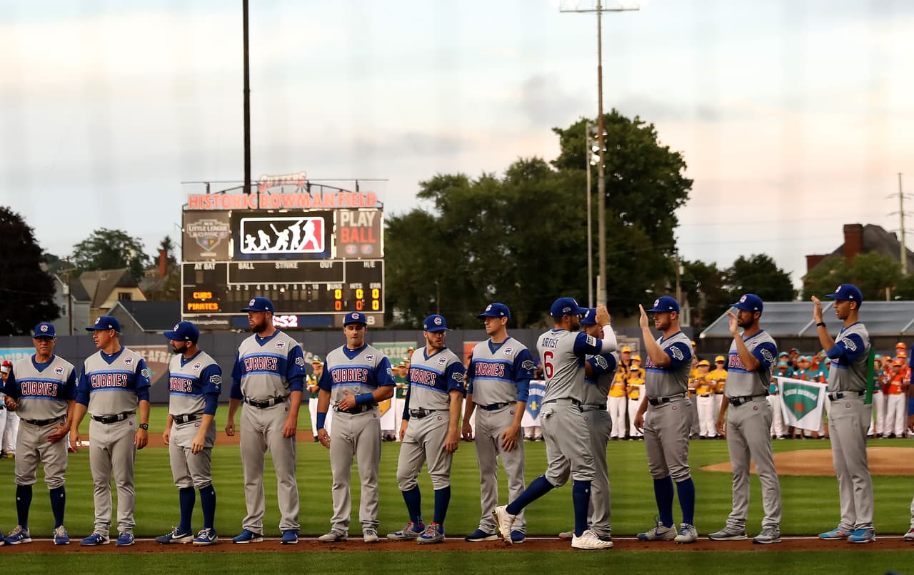 Nicholas Castellanos (6) de los Chicago Cubs es presentado antes del comienzo del juego ante los Pittsburgh Pirates en el Little League Classic en Bowman Field.