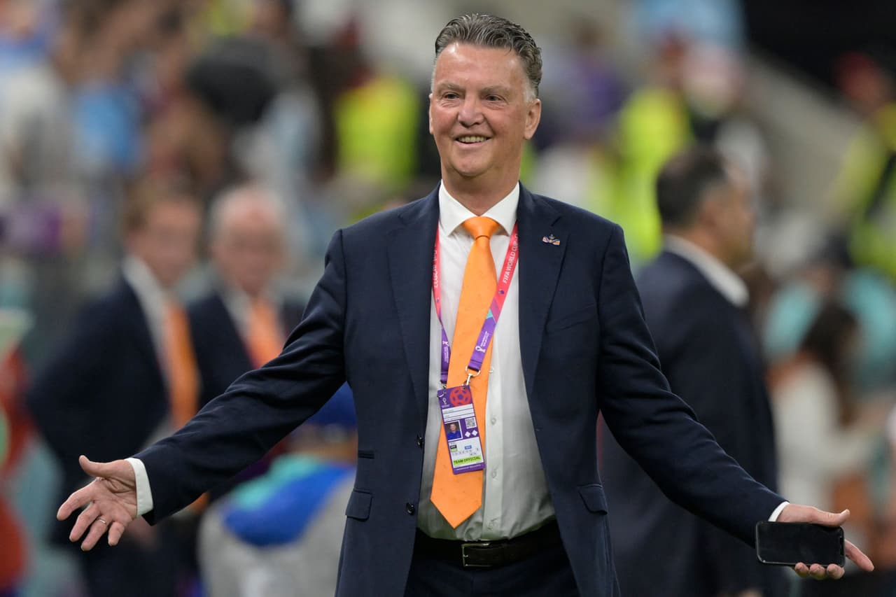 Países Bajos hace oficial la salida de Louis Van Gaal