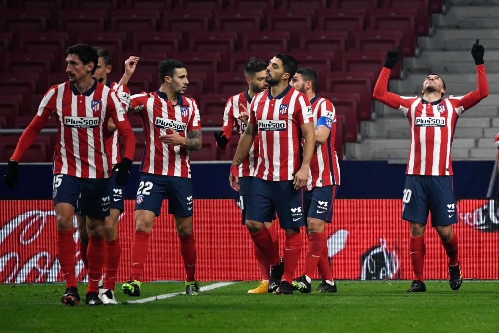 Ángel Correa (17’) y Saúl Ñíguez (76’) marcaron los goles de los colchoneros en el Metropolitano. Atlético de Madrid llegó a 41 unidades; los merengues los persiguen con 37 puntos. El siguiente duelo de los del ‘Cholo’ en La Liga será visitando al Eibar.