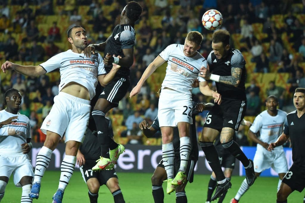 El Sheriff Tiraspol hace historia y se lleva su primer triunfo dentro de la UEFA Champions League ante el Shakhtar Donetsk con marcador de 2-0. El primer tanto lo anotó Adama Traoré, con asistencia de Cristiano, al minuto 16’, y el segundo gol cayó al 62’ por parte de Momo Yansane, en esta fase de grupos.