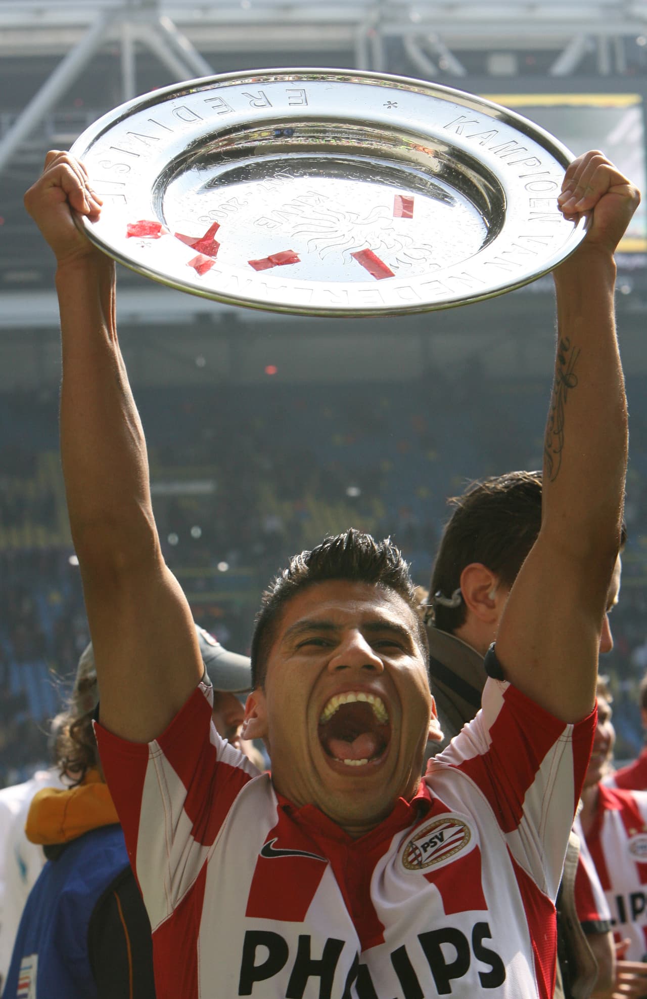 Consiguió 3 títulos con el PSV: 2 Ligas de Holanda y una Supercopa local.