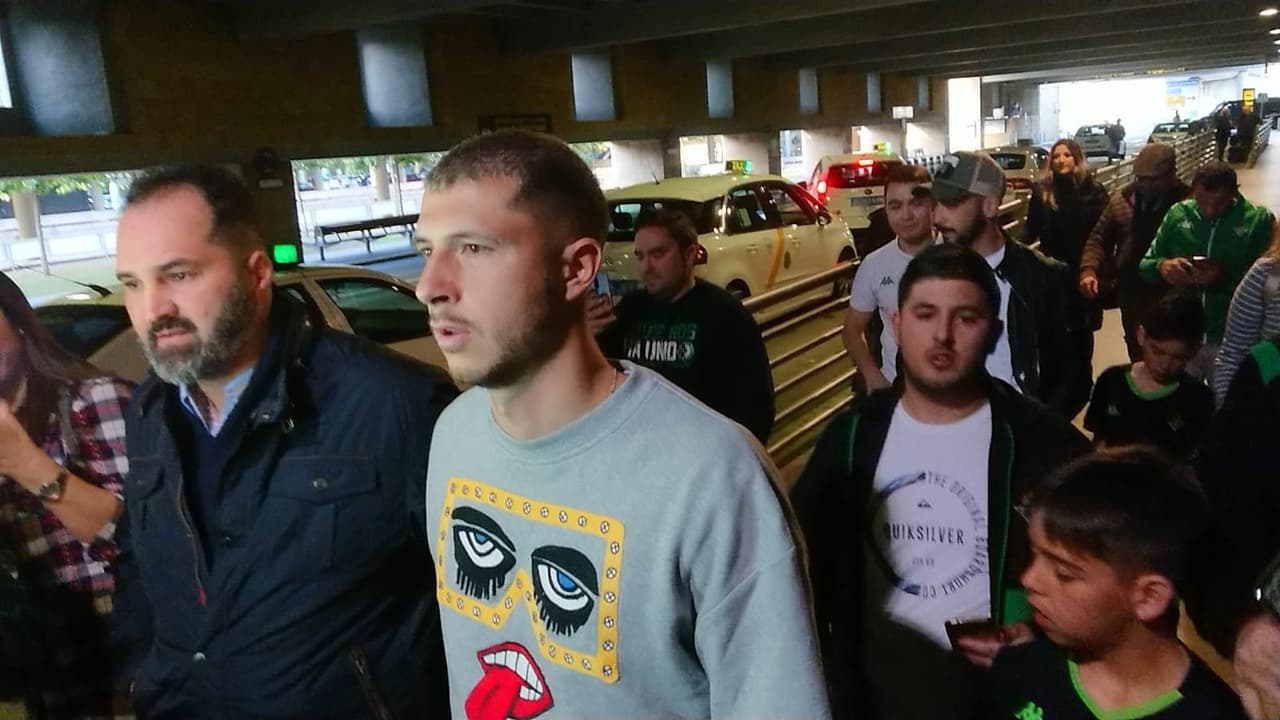 Este fue el recibimiento en el aeropuerto de Sevilla para Guido Rodríguez, ex-jugador del América que ahora militará para el Real Betis en el futbol español.