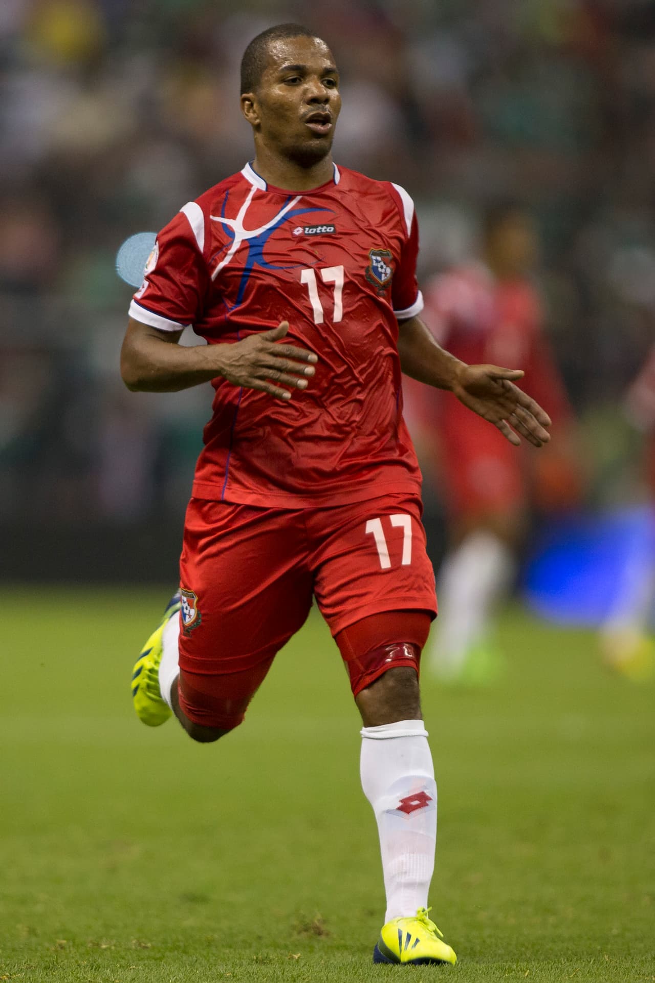 Es muy hábil con la pelota y puede desequilibrar pero sin ella se pierde en el encuentro. Calificación 7.