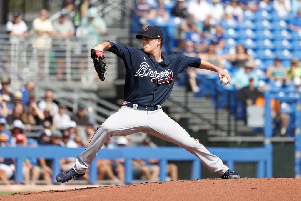 Max Fried de los Atlanta Braves realiza su primer lanzamiento en el partido.