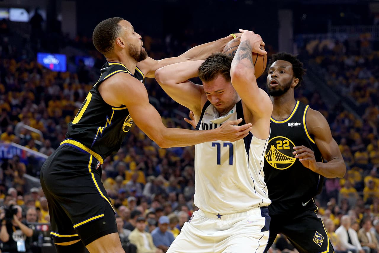Doncic tuvo una noche muy complicada ante los Warriors de Curry y compañía.