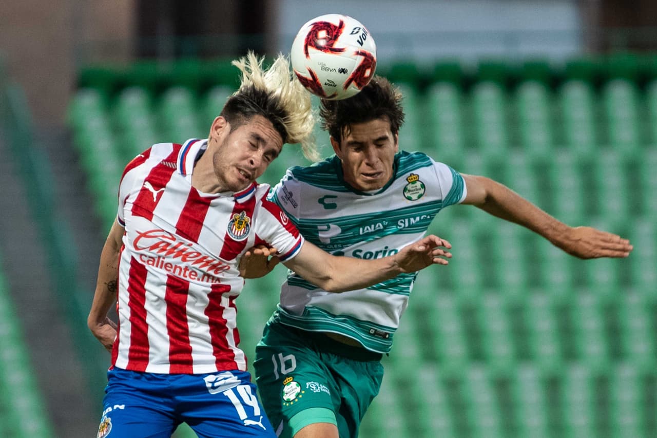 La disputa por el balón comienza a ser más fuerte y todos los jugadores entran con fuerza.
