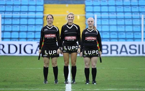 La silbante se lleva los reflectores y los suspiros en los estadios de fútbol del fútbol brasileño.