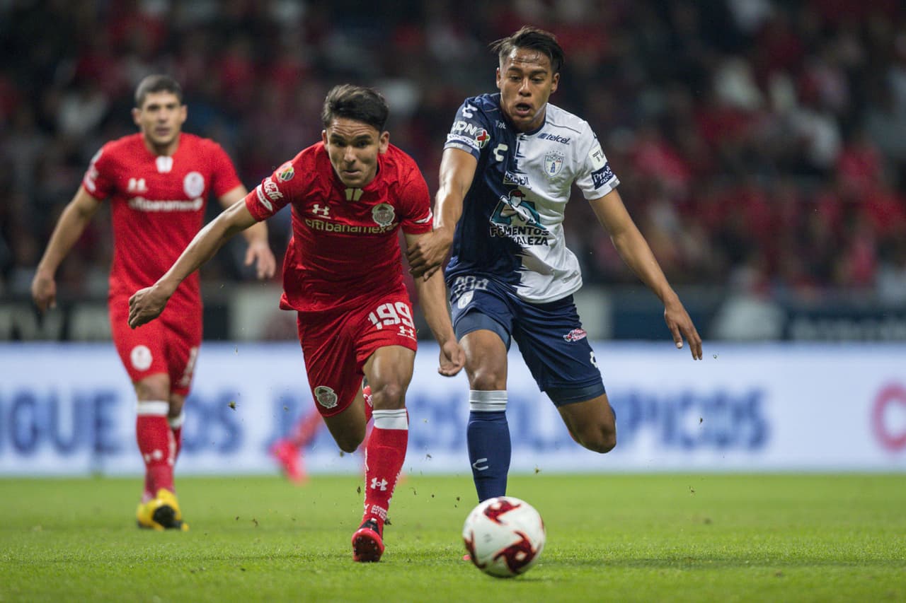 El canterano Gamboa pelea y se queda con la pelota pese a la marca del Pachuca.