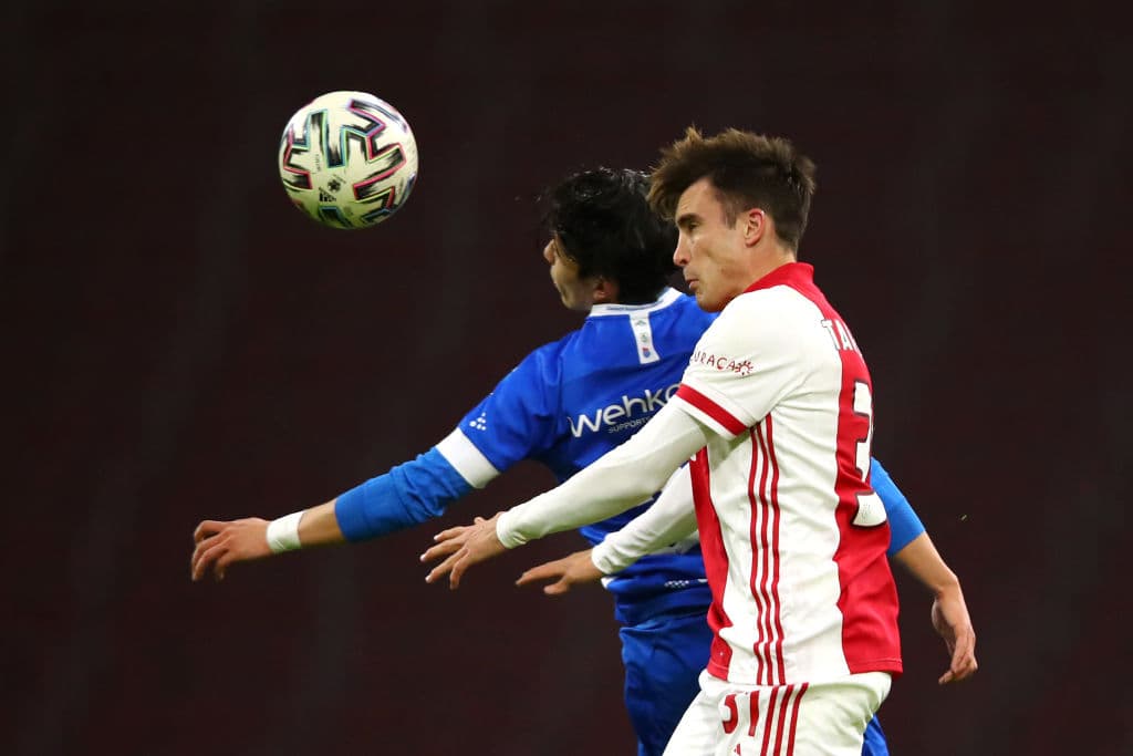 Huntelaar (7’) abrió el marcador y Promes (11’) creció la diferencia muy pronto. Matheus Dos Santos (35’) hizo el tercero y Gravenberch (90+2’) marcó el último. Edson Álvarez ingresó al 46’. Ajax lidera la competición del futbol neerlandés con 30 unidades luego de 12 encuentros disputados.