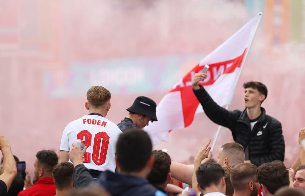 Aún no empieza el partido y se vive la locura fuera del estadio de Wembley. Aficionados ingleses e italianos disfrutan una atmósfera de emociones entre cantos, bebidas y disfraces, previo a la final de la Euro 2020 entre Italia e Inglaterra.