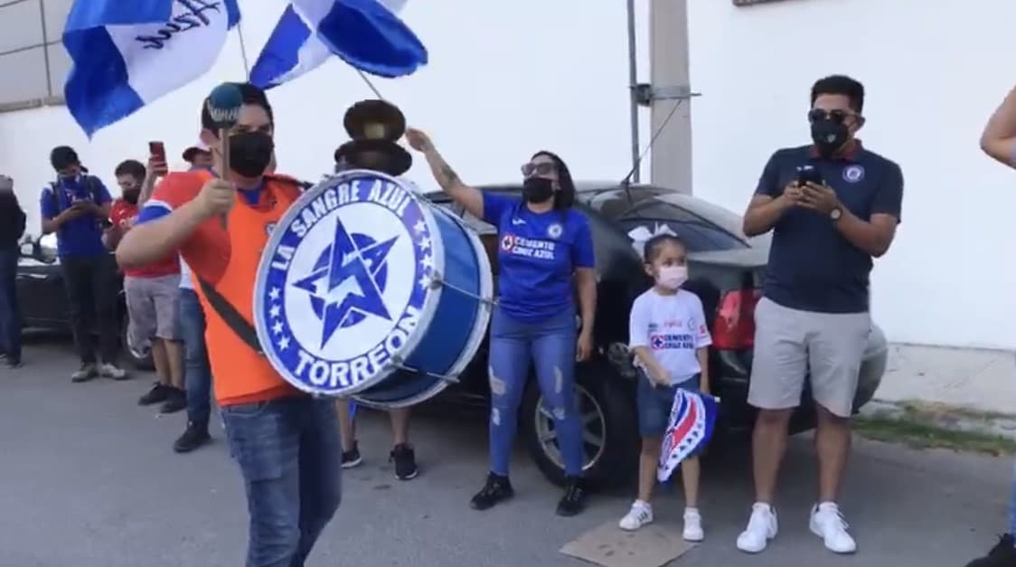 Cruz Azul llega a Torreón para disputar la final de ida del futbol mexicano y sus aficionados salen de sus casas para darles una cálida bienvenida.