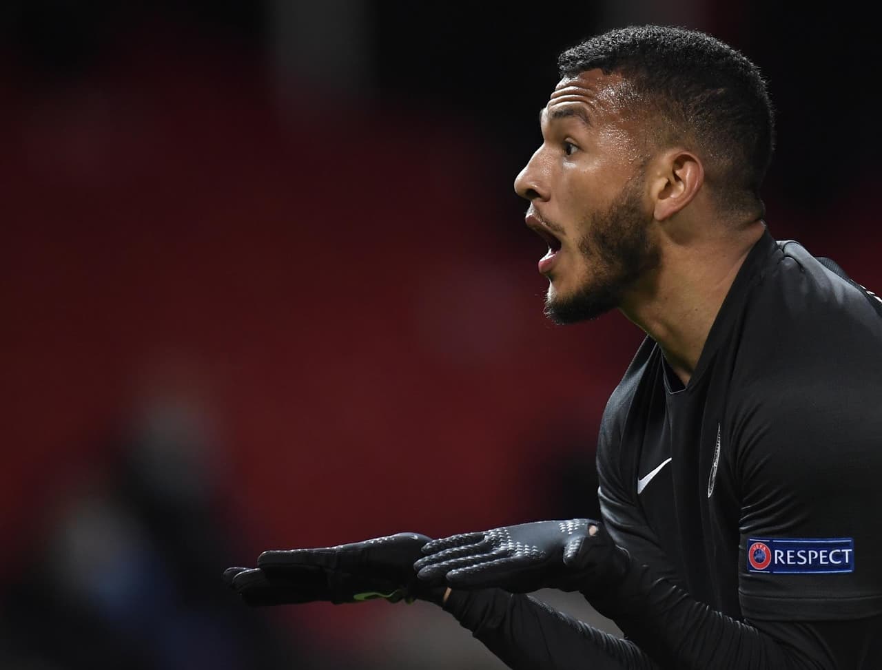 Manchester United derrota a Granada durante el partido de regreso en los Cuartos de Final de la UEFA Europa League, sumando un global de 4-0 y pisando fuerte para la Semifinal que se jugará el jueves 29 de abril. Los goles de este partido fueron a cargo de Edinson Cavani (6') y Jesús Vallejo (90').