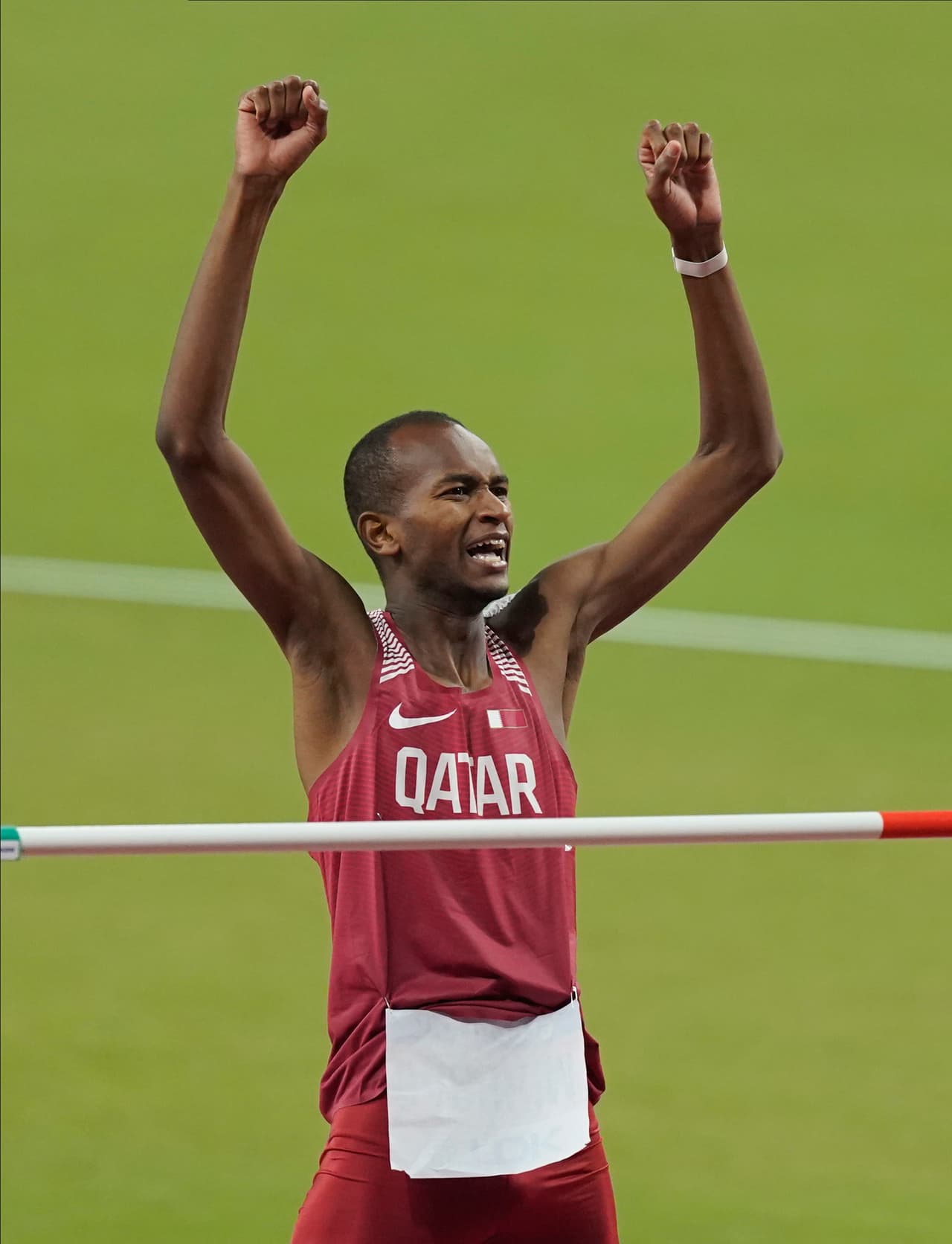 Los atletas comparten la emoción de sus logros en el mundial de atletismo en Doha.