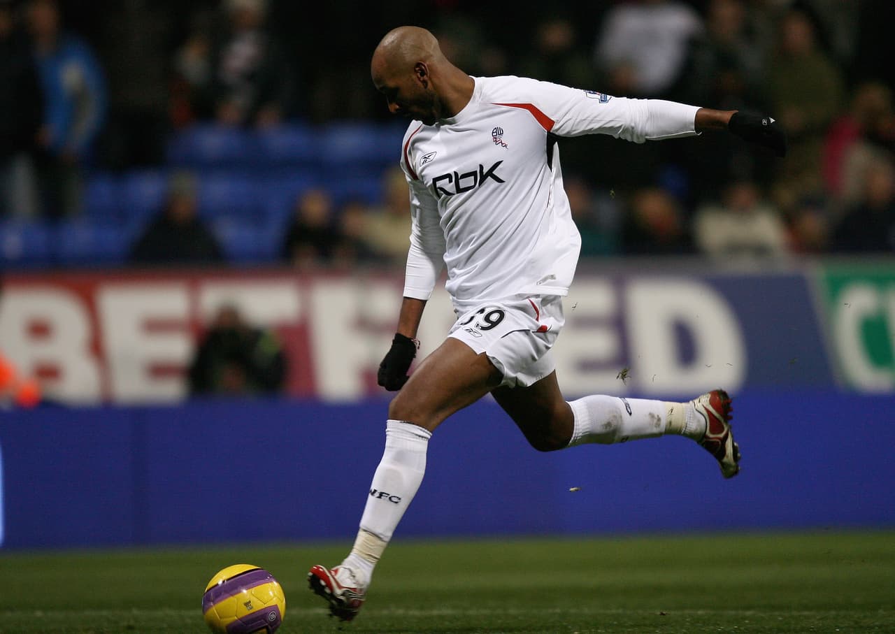 El francés Nicolás Anelka, uno de los futbolistas que más dinero ha movido en fichajes, destacó en Bolton.