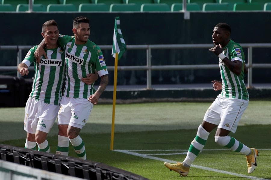 Real Betis se queda con la victoria ante el Elche. Antonio Sanabria abrió el marcador al minuto siete, seguido de su compañero Cristian Tello, quien hace doblete para poner 3-0 a su equipo. Es hasta el minuto 60 que José Antonio Ferrández pone el único tanto para el Elche en la octava jornada de LaLiga.
