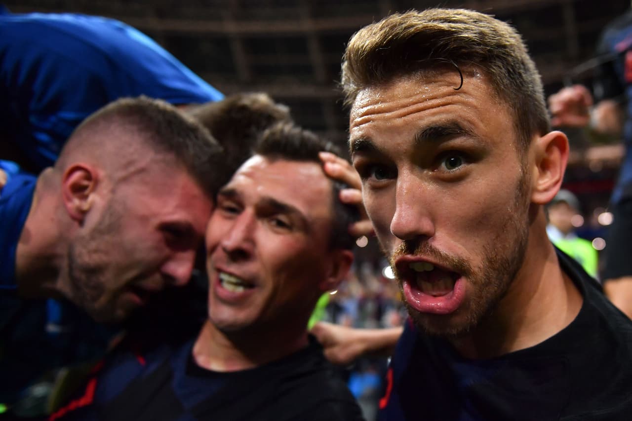 Yuri tardó varios instantes en recuperarse y poderse levantar dado que tenía a varios jugadores encima de él.