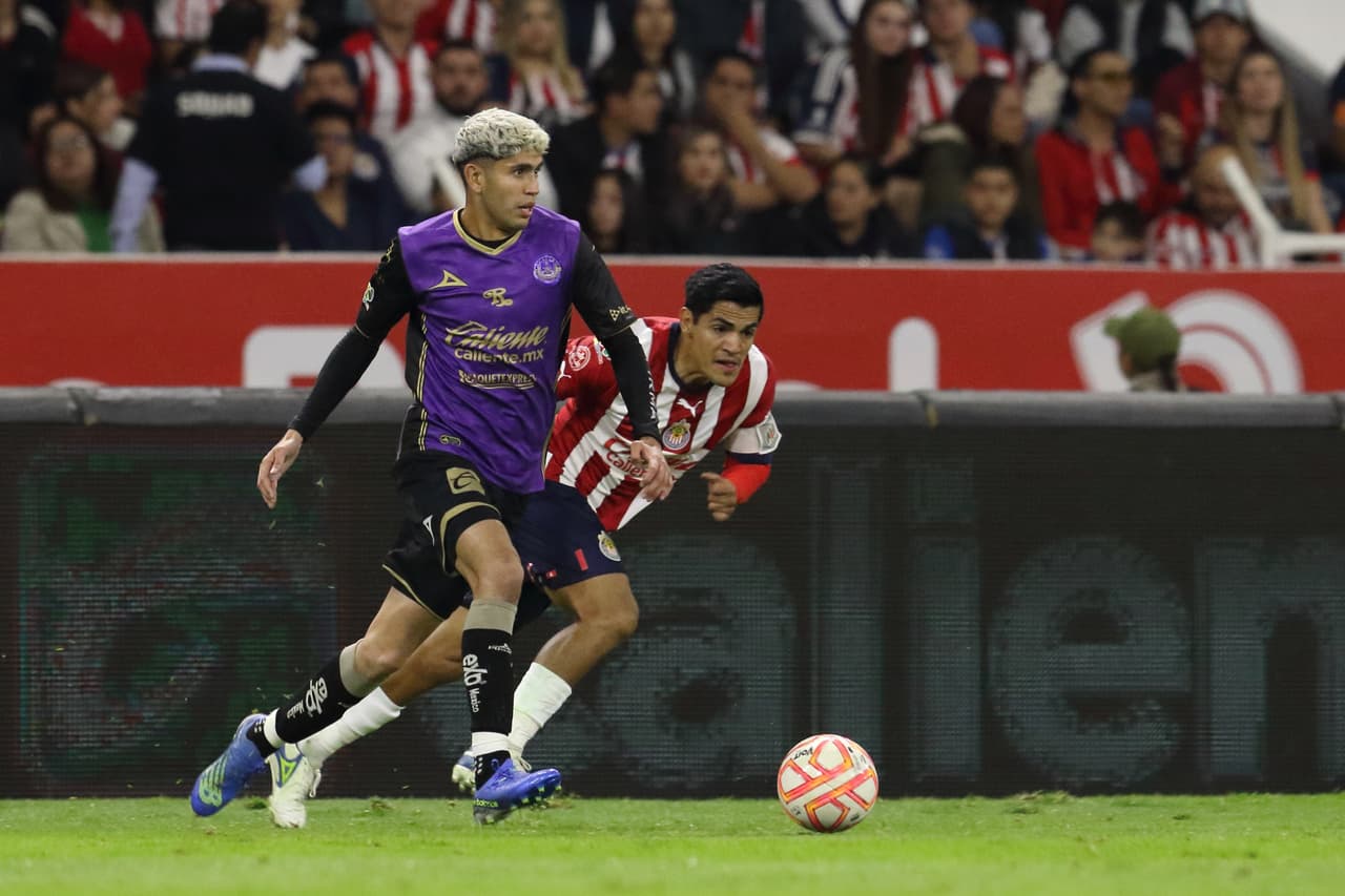 Chivas rescató la victoria ante Mazatlán en la Jornada 2 de la Copa por México 2022 con un polémico gol de Isaác Brizuela en tiempo de compensación. El 'Cone' disparó en el área, pero el balón impactó en el brazo de su compañero Luis Puente, lo que por regla debió ser anulado, pero el árbitro central lo dio por bueno.
