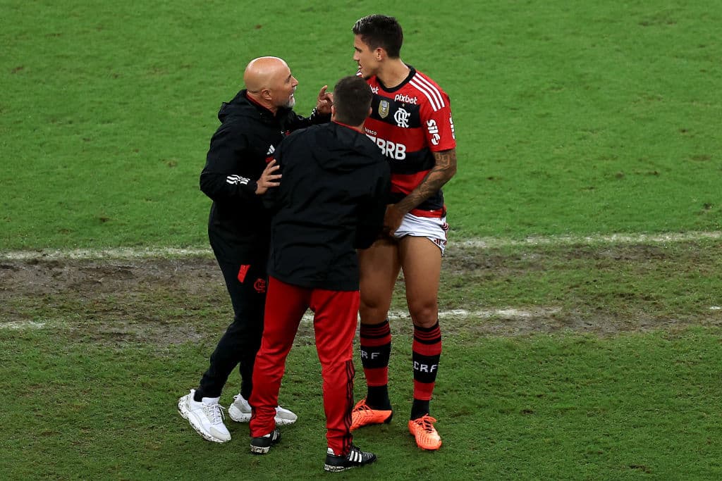 Asistente de Jorge Sampaoli le pegó un puñetazo a una de las figuras del Flamengo