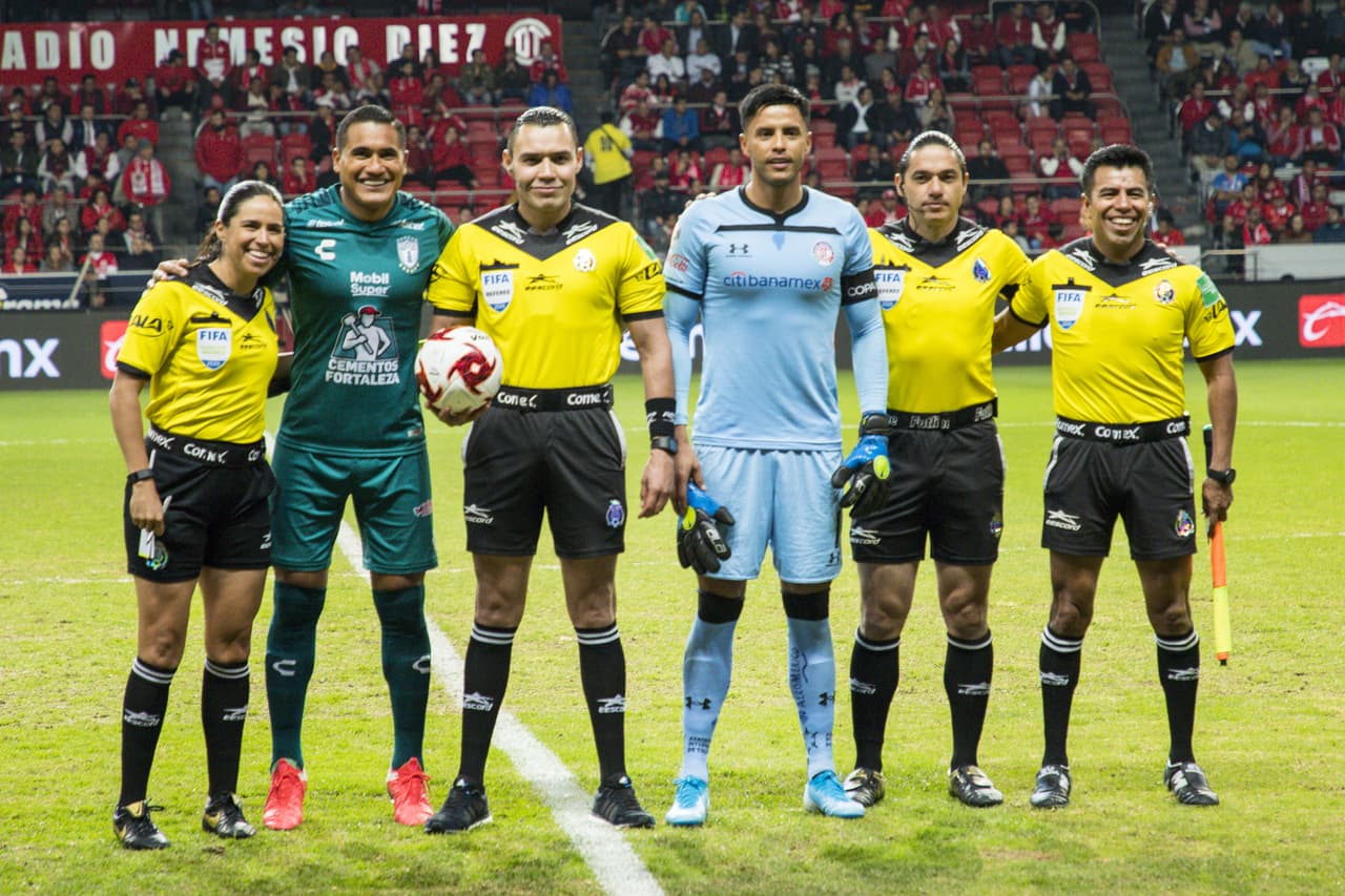 La foto que nunca sale, hoy sí salió, capitanes y árbitros en el volado para elegir cancha o saque.