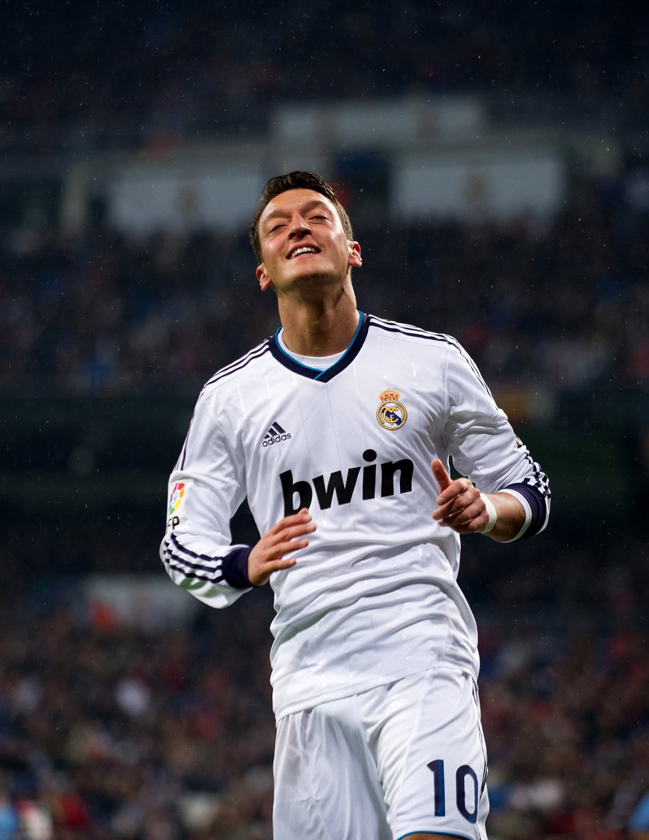 Mesut Özil: el alemán llegó con grandes ilusiones al Real Madrid y se convirtió en una de las decepciones más grandes para la afición merengue. Actualmente brilla por su ausencia e inconsistencia en el Arsenal.