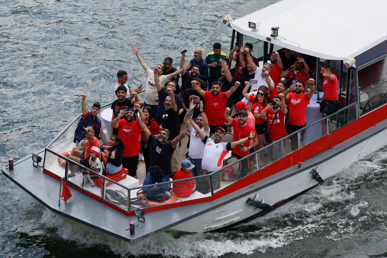 Los aficionados del Liverpool y Real Madrid comienzan a invadir las calles de París a unas horas de la Final de Champions League.