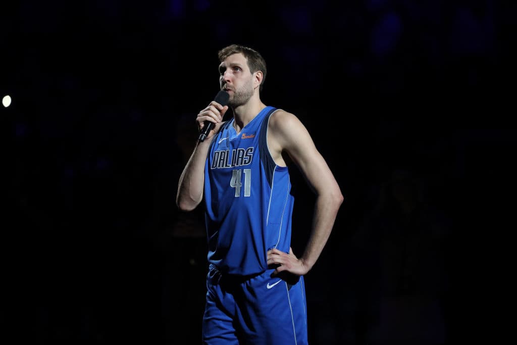 "Este es mi último juego en casa", anunció en este preciso instante Dirk Nowitzki, desatando un colectivo grito de '¡no!' que fue seguido por una estruendosa ovación. Un cúmulo de sentimientos que se mezclaron en el ambiente impregnaron la escena.