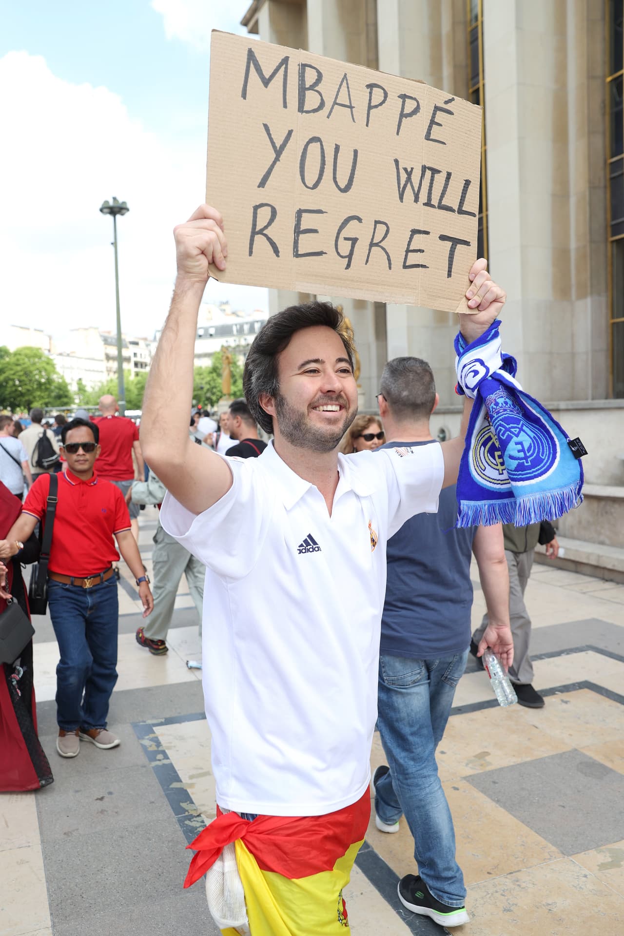 Los aficionados del Liverpool y Real Madrid comienzan a invadir las calles de París a unas horas de la Final de Champions League.