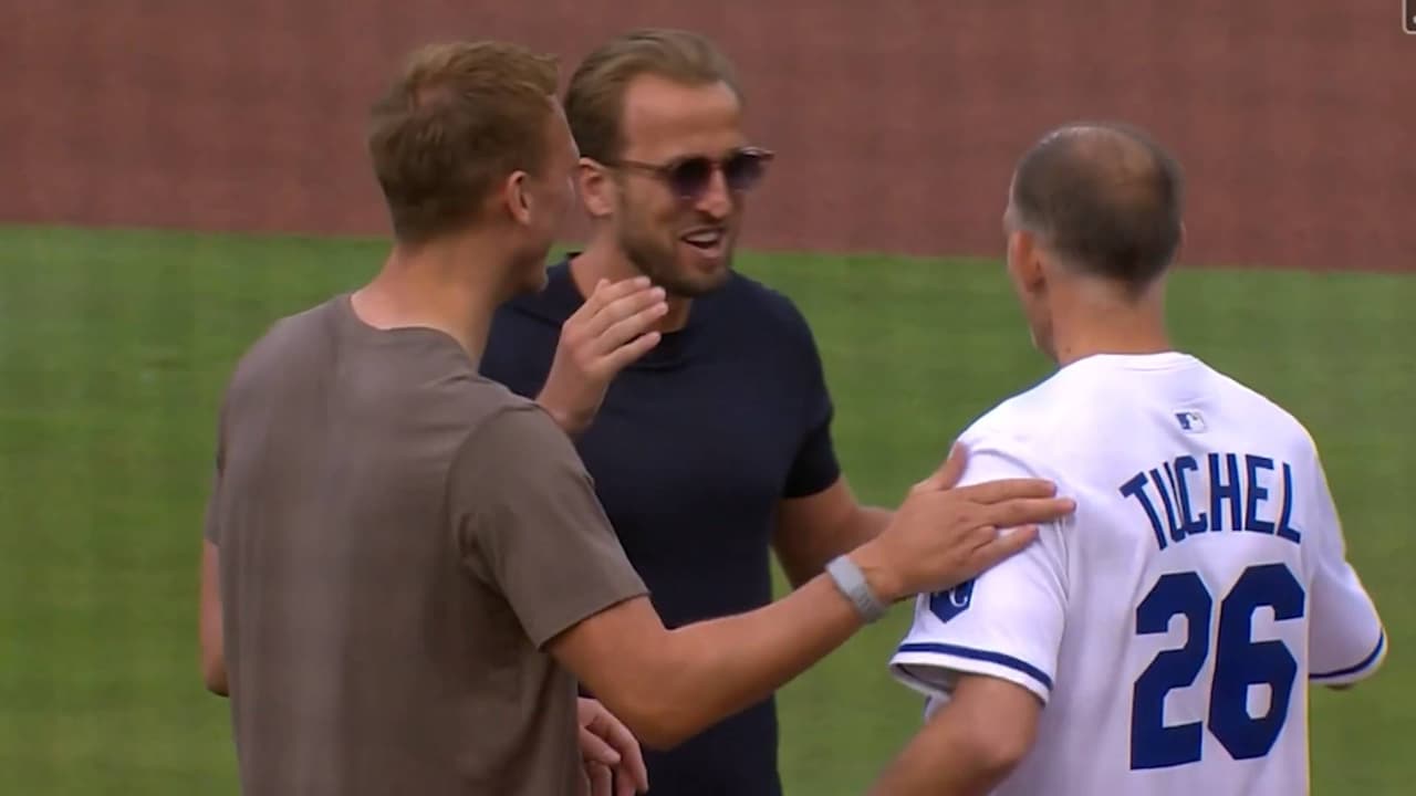 ¡Buen brazo! Thomas Tuchel lanzó la primera bola en partido de beisbol