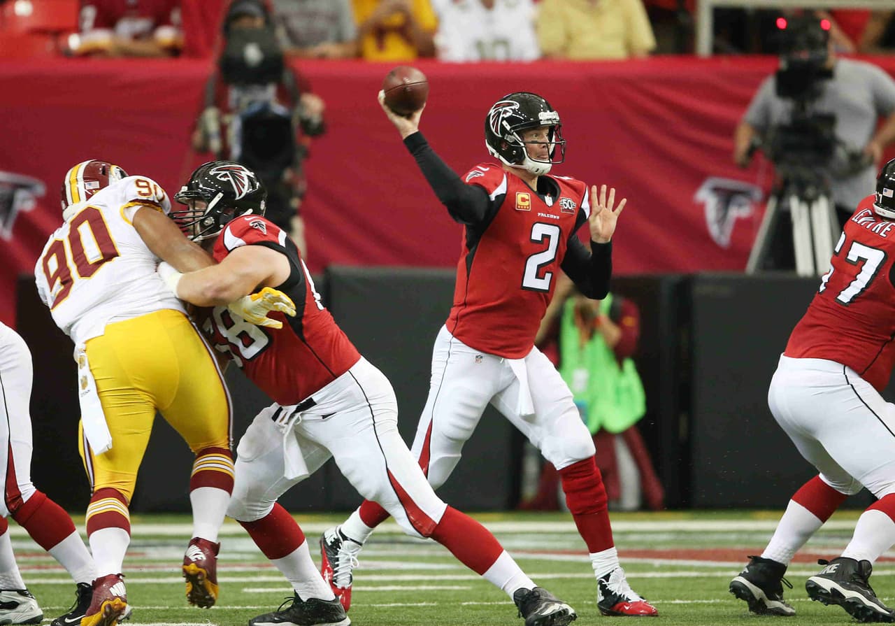 3. ATLANTA FALCONS (5 - 0) Cuando Mike Quinn llegó como entrenador en jefe muchos pensaron que lo primero que arreglaría en Atlanta era la defensiva. Sin embargo, es la ofensiva la que mantiene a los Falcons con marcha invicta. Cuentan con la tripleta: QB Matt Ryan (segundo mejor pasador NFL), Devonta Freeman (segundo mejor corredor NFL) y Julio Jones (líder receptor de la Liga).
