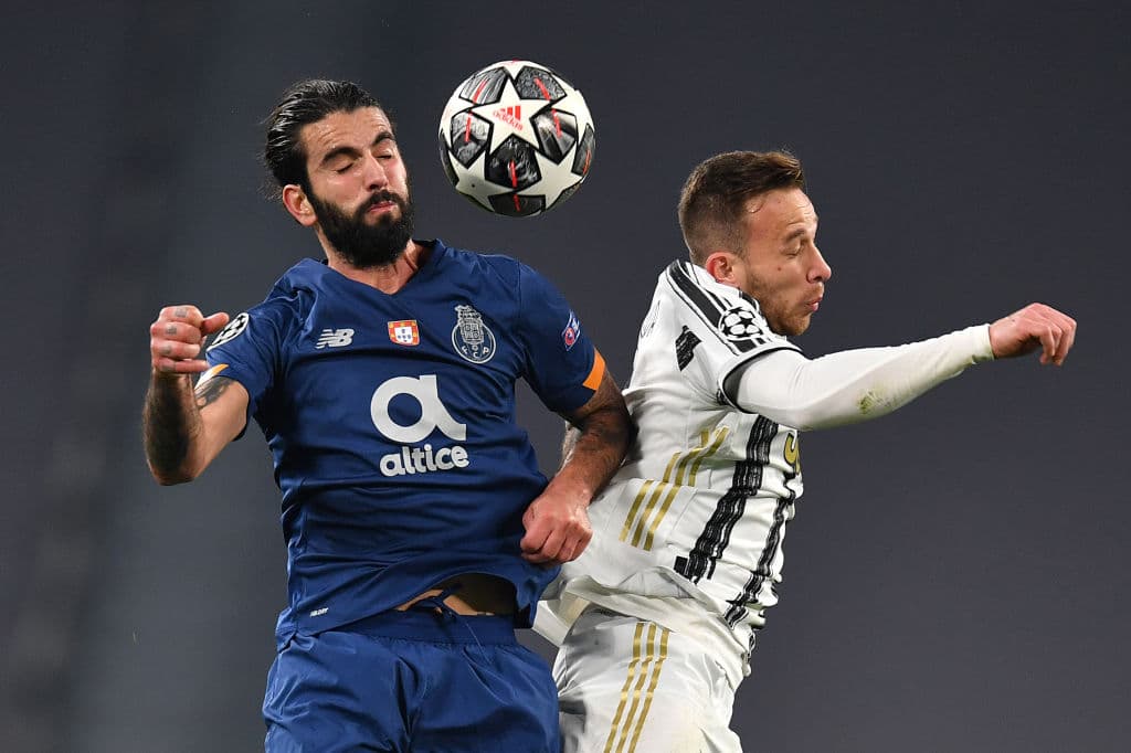 Juventus queda eliminado, por tercer año consecutivo, de la UEFA Champions League. Esta vez el Porto hizo la hazaña y, en tiempo extra, con gol de Sergio Oliveira, calificó a su equip a cuartos de final. El mexicano Jesús 'Tecatito' Corona, fue titular y participó durante todo el encuentro. El marcador del partido fue 3-2, pero fue el global el que le dio el pase a los 'Dragones Azules'.