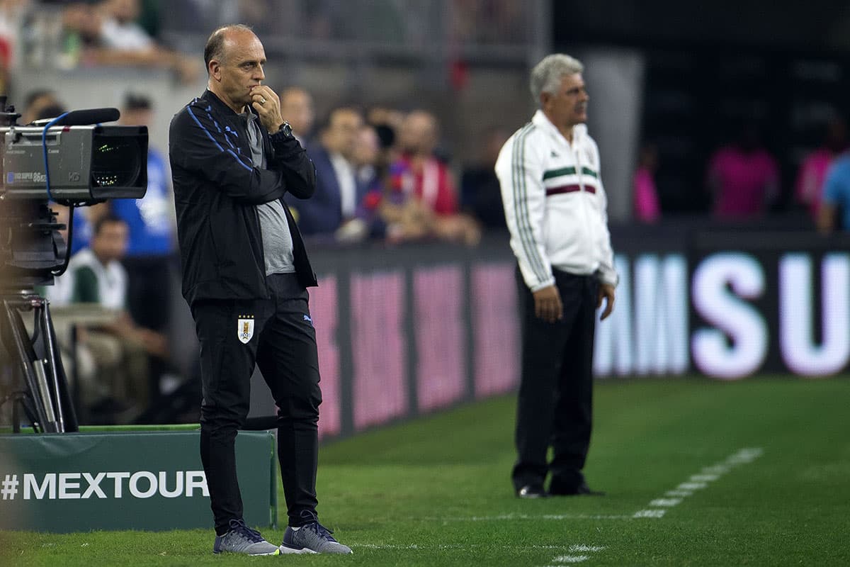 El técnico interino de Uruguay, Fabián Coito (izquierda), y su colega de México, Ricardo 'Tuca' Ferreti (derecha) durante el partido.