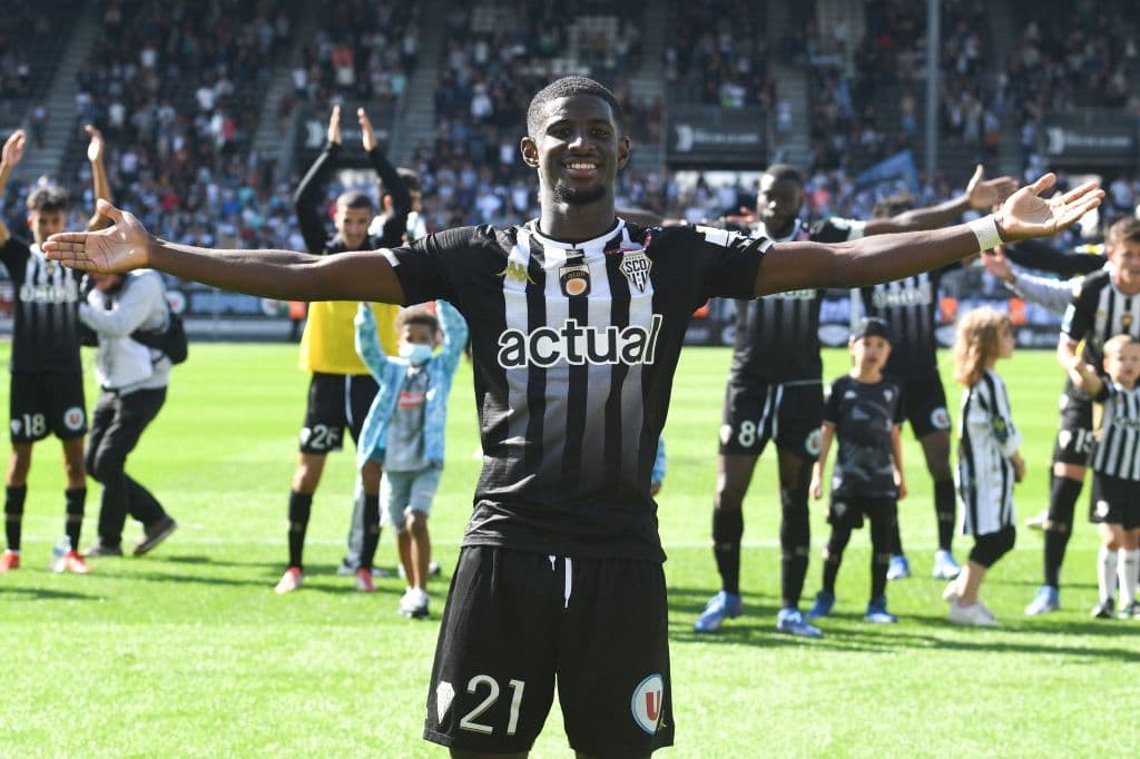 Angers derrotó 2-0 a Rennes como local, durante la cuarta fecha de la Ligue 1 y, al momento, es líder de la tabla, pues se mantiene como invicto y suma ya 10 puntos. Sofiane Boufal y Mohamed-Ali Cho le dieron la victoria a su equipo.