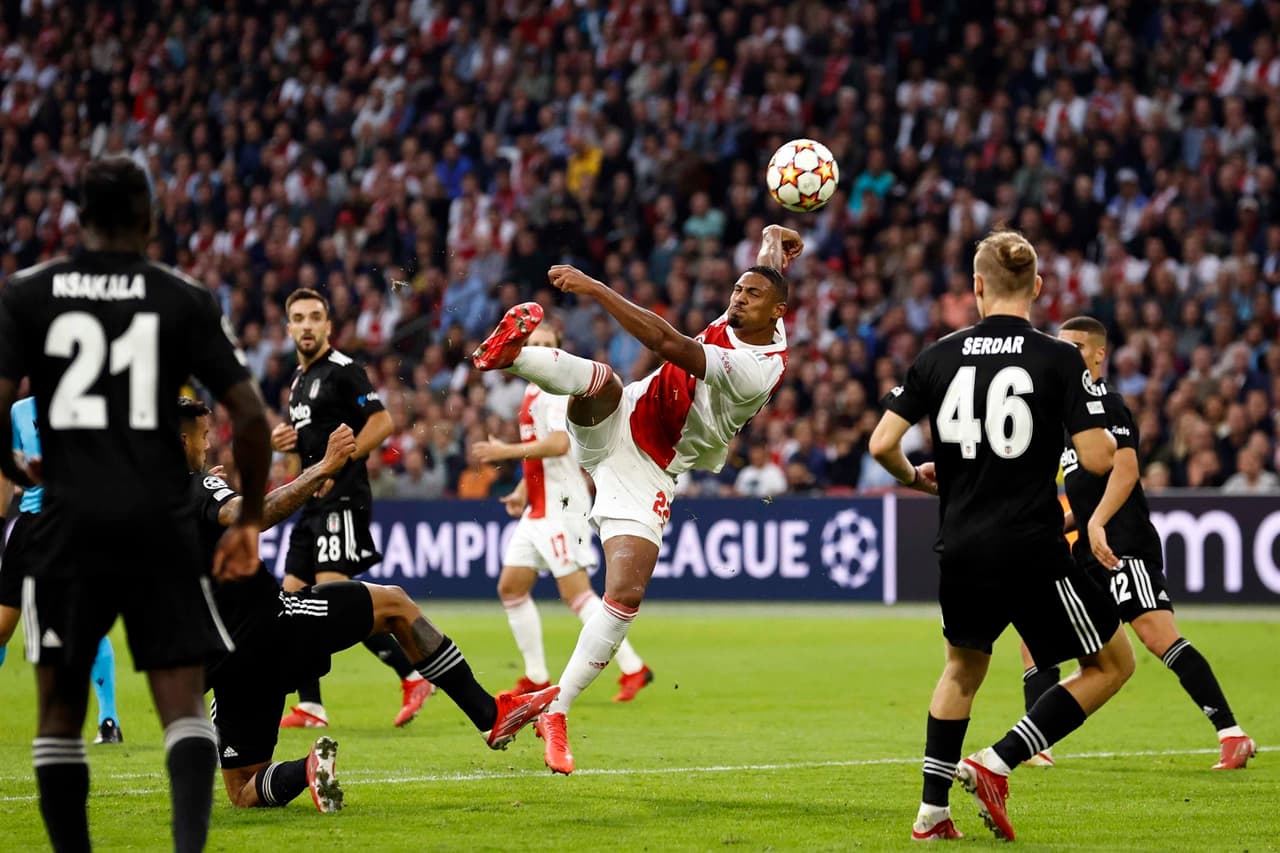 Ajax se impone 2-0 ante el Besiktas en Amsterdam, durante la fase de Grupos de la UEFA Champions League. Las anotaciones corrieron a cargo de Steven Berguis (17') y Sébastien Haller (43'). Edson Álvarez disputó los 90 minutos del encuentro.
