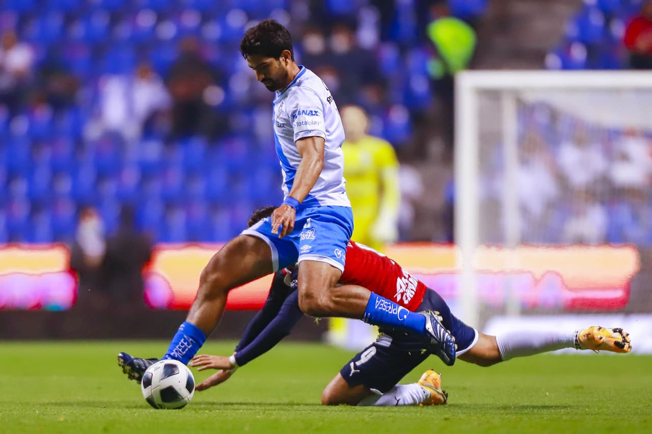 Cuatro minutos después, Diego de Buen contestaba con un peligroso cabezazo que metía susto en las Chivas.