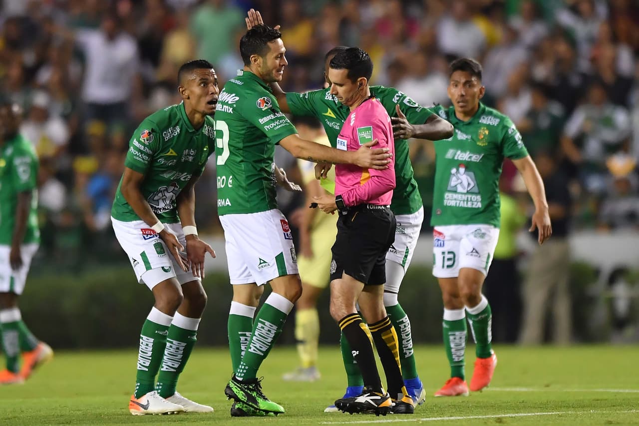 Los jugadores del León reclamaron en varias ocasiones del primer tiempo el trabajo del silbante César Arturo Ramos.