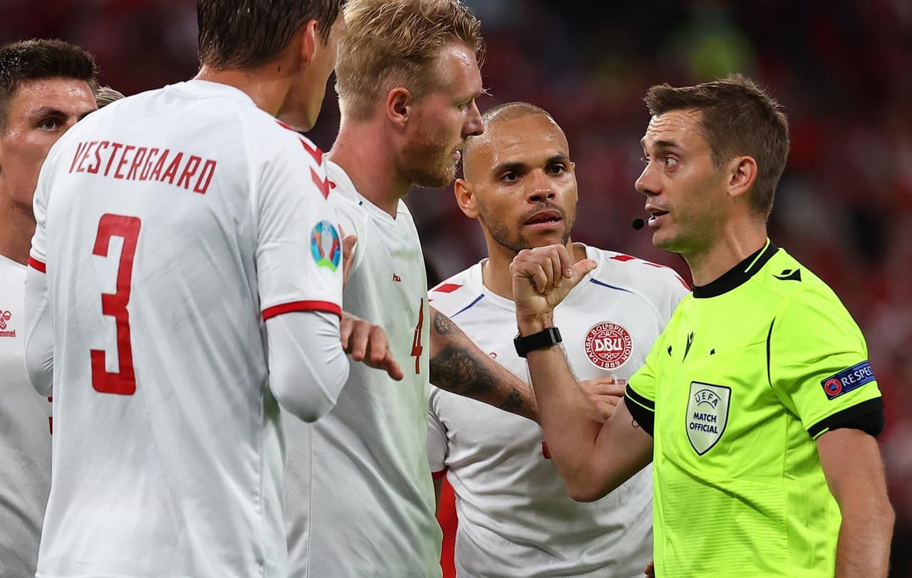 Dinamarca se la juega y golea a Rusia 4-1 durante la tercera jornada en la Euro 2020. Damsgaard (38'), Poulsen (59'), Christensen (79') y Joakim Maele (82') le dieron la victoria al equipo danés y el pase a Octavos de Final de la justa deportiva. El único gol por parte de los rusos fue de Artem Dzyuba de penal (70').