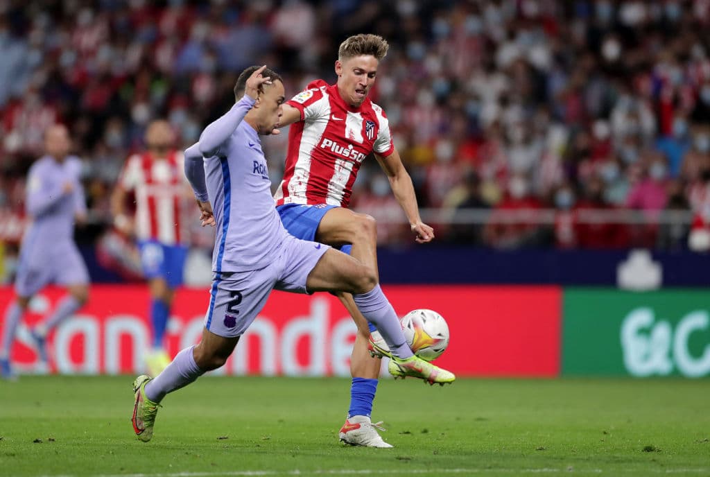 Con goles de Thomas Lemar y Luis Suárez, Atlético de Madrid vence 2-0 al Barcelona y empatan al Madrid en la cima de la tabla.