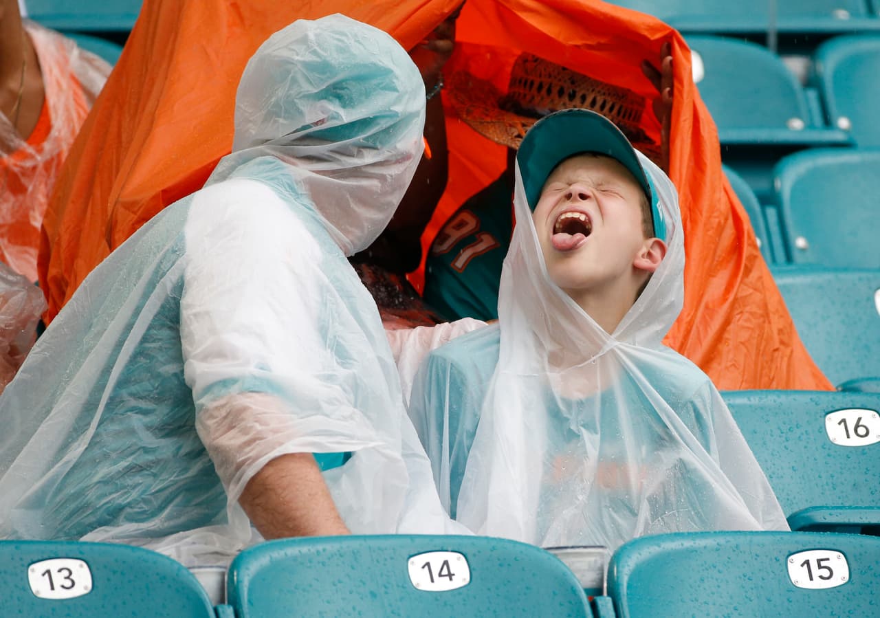 En total, sumando el tiempo de las dos detenciones por causas climatológicas, tuvieron que aguardar 3 horas y 59 minutos para reanudar con el juego más largo en la historia de la NFL.