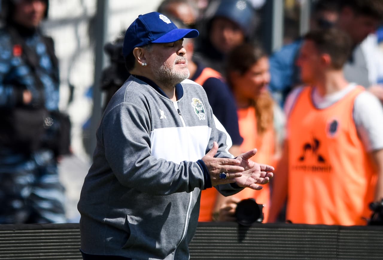 Aplaude a su equipo, tras una situación de peligro.