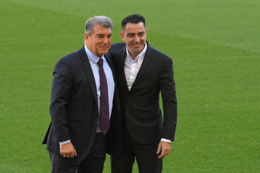 Laporta dice que si Xavi gana un título le gustaría que siguiera en el Barça