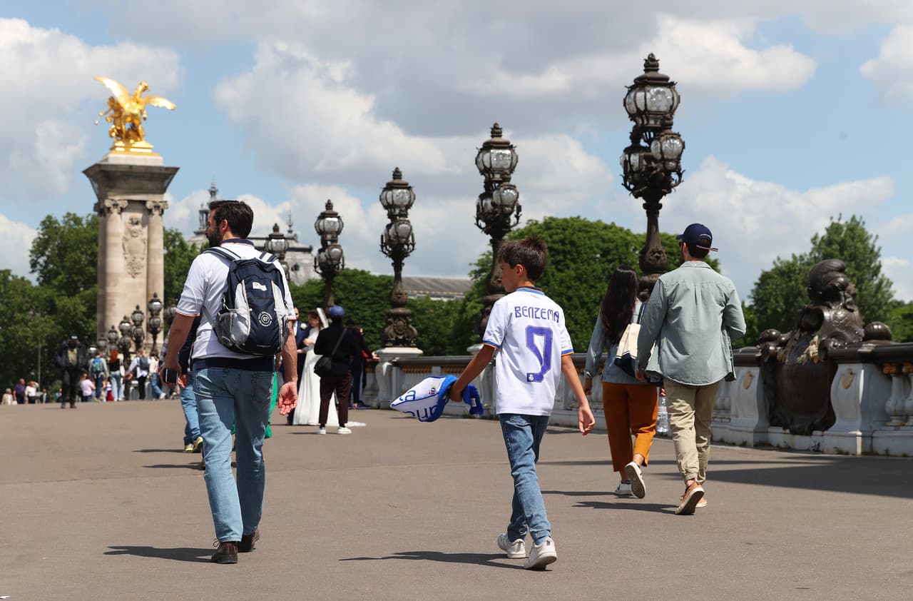 Los aficionados del Liverpool y Real Madrid comienzan a invadir las calles de París a unas horas de la Final de Champions League.