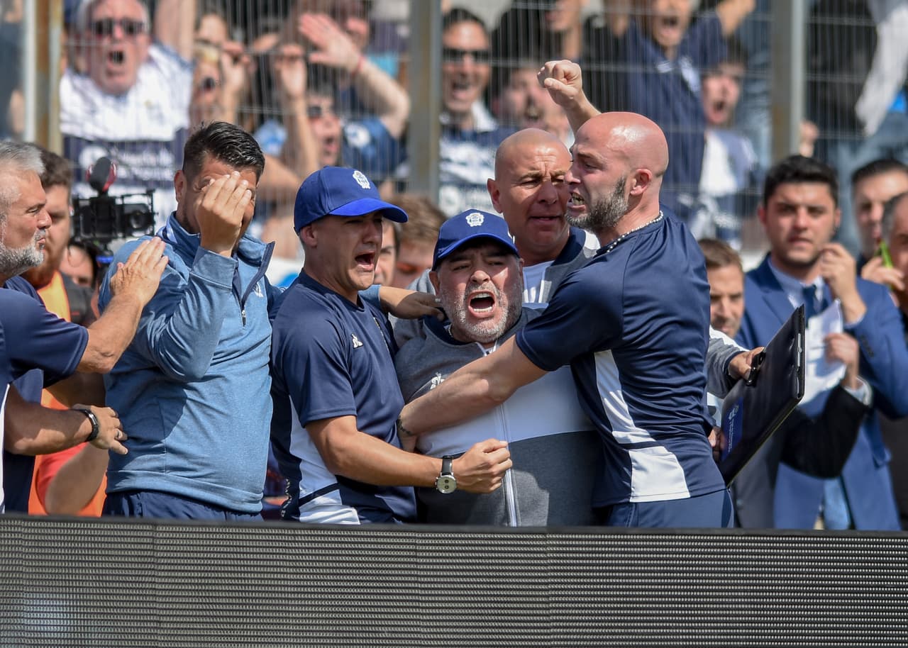 Gol de Matías García y el 'Diez' festeja con su cuerpo técnico.