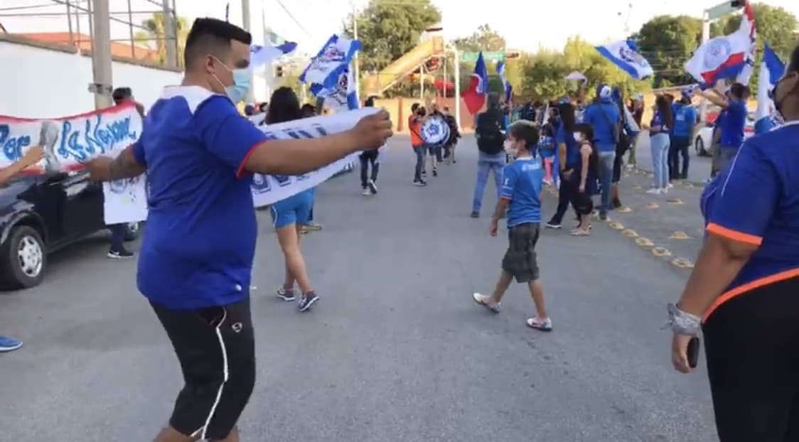 Cruz Azul llega a Torreón para disputar la final de ida del futbol mexicano y sus aficionados salen de sus casas para darles una cálida bienvenida.