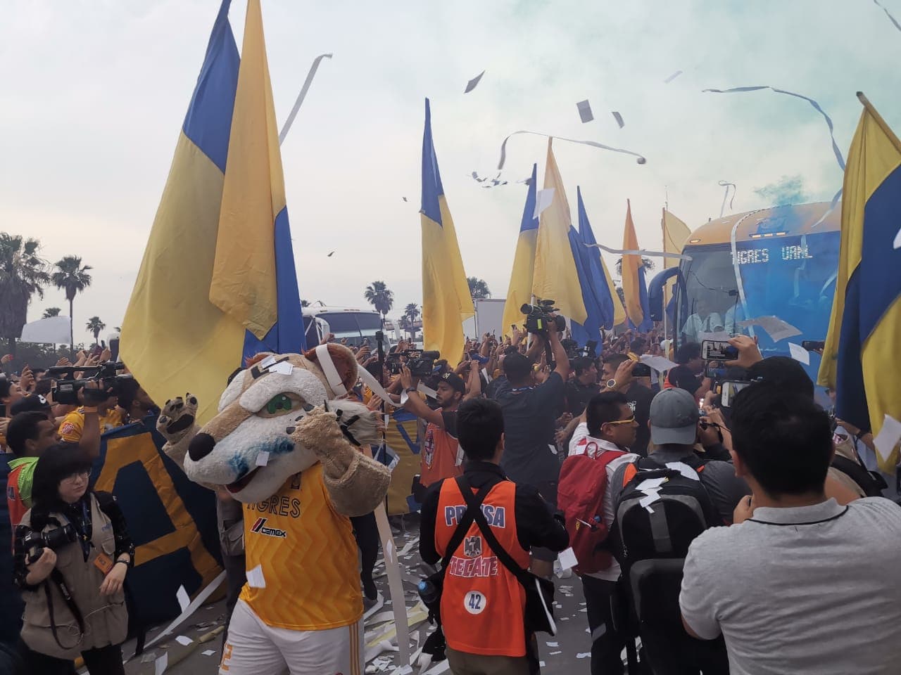 Fantástico ambiente el que crearon los fieles aficionados de los Tigres ante la llegada de su amado equipo a los alrededores del Estadio Universitario. ¡Miren qué colorido!
