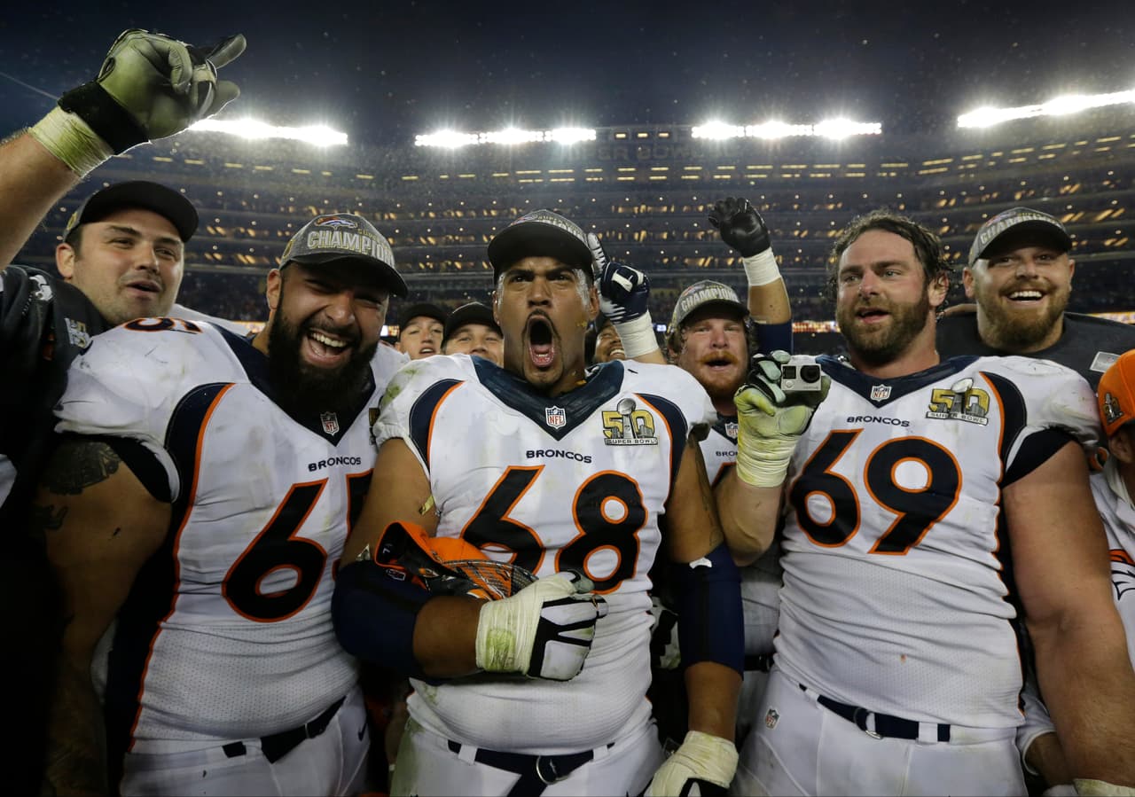 #65 Louis Vasquez, de sangre mexicana, celebró con sus compañeros el triunfo.
