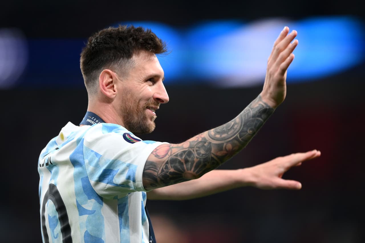 Así celebraron Argentina y Lionel Messi tras golear 0-3 a Italia para levantar la Finalissima en Wembley.