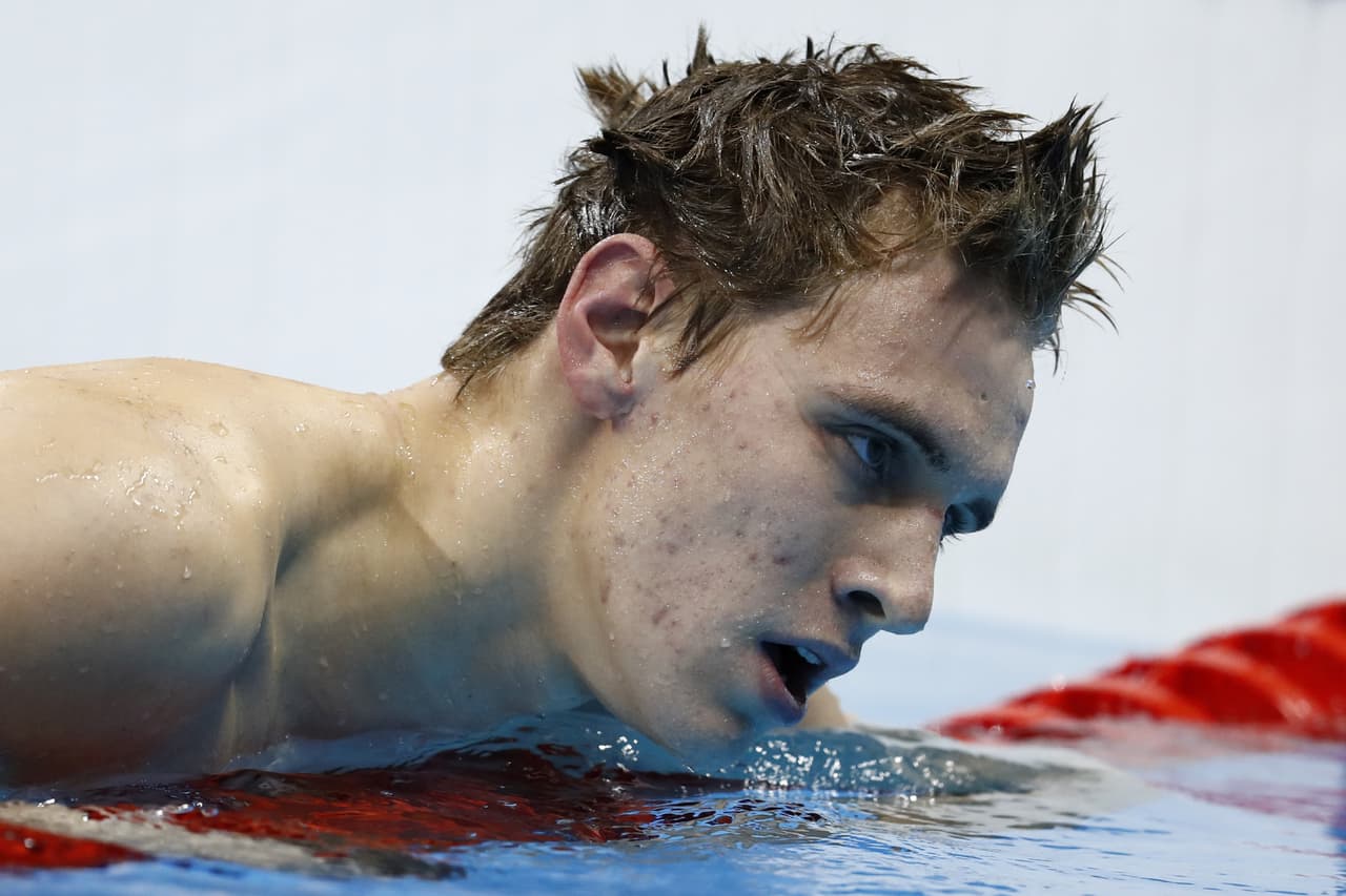 Parece que a los atletas no les dan nada de beber en la villa olímpica, por ello, hay que tomarse el agua de la piscina.